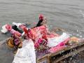 Despite ban, devotees immerse idols in Yamuna - Hindi News | Despite ban, devotees immerse idols in Yamuna | Latest international News at Lokmattimes.com