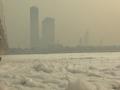 Delhi's air pollution remains in 'poor' category, toxic foam floats on Yamuna river - Hindi News | Delhi's air pollution remains in 'poor' category, toxic foam floats on Yamuna river | Latest lifestyle News at Lokmattimes.com