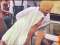 Sidhu Moosewala's parents hug son's coffin in tearful goodbye - Hindi News | Sidhu Moosewala's parents hug son's coffin in tearful goodbye | Latest entertainment News at Lokmattimes.com