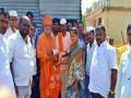 K'taka Lingayat seer goes door to door-to-collect funds for school building - Hindi News | K'taka Lingayat seer goes door to door-to-collect funds for school building | Latest politics News at Lokmattimes.com