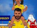 Little girl helps Warner make his choice on who he should support in IPL final. It's CSK! - Hindi News | Little girl helps Warner make his choice on who he should support in IPL final. It's CSK! | Latest cricket News at Lokmattimes.com