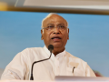 Mallikarjun Kharge discharged from Bengaluru hospital after pacemaker implantation - Hindi News | Mallikarjun Kharge discharged from Bengaluru hospital after pacemaker implantation | Latest health News at Lokmattimes.com