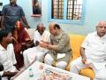 Bommai, Yediyurappa have breakfast at Dalit home - Hindi News | Bommai, Yediyurappa have breakfast at Dalit home | Latest politics News at Lokmattimes.com