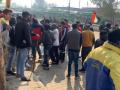 Locals clash with farmers at Singhu, police fire teargas shells, lathi-charge - Hindi News | Locals clash with farmers at Singhu, police fire teargas shells, lathi-charge | Latest national News at Lokmattimes.com