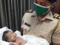 Railway staff help deliver baby girl on I-day - Hindi News | Railway staff help deliver baby girl on I-day | Latest health News at Lokmattimes.com