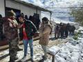 Army rescues 205 stuck tourists in Himachal - Hindi News | Army rescues 205 stuck tourists in Himachal | Latest international News at Lokmattimes.com