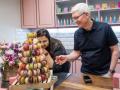 Tim Cook left amazed at how iPhone, Mac helps Mumbai girl prepare macarons - Hindi News | Tim Cook left amazed at how iPhone, Mac helps Mumbai girl prepare macarons | Latest technology News at Lokmattimes.com