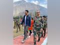 Vicky Kaushal spends his Sunday at Uri Base Camp - Hindi News | Vicky Kaushal spends his Sunday at Uri Base Camp | Latest entertainment News at Lokmattimes.com
