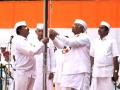 Kharge hoists Tricolour at Congress HQ, says democracy & Constitution facing grave danger - Hindi News | Kharge hoists Tricolour at Congress HQ, says democracy & Constitution facing grave danger | Latest politics News at Lokmattimes.com