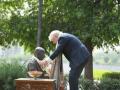 Boris Johnson visits Sabarmati Ashram, tries his hand at spinning on 'Charkha' - Hindi News | Boris Johnson visits Sabarmati Ashram, tries his hand at spinning on 'Charkha' | Latest politics News at Lokmattimes.com