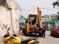 Demolition drive: Bulldozer leaves Shaheen Bagh, shuttering manually removed - Hindi News | Demolition drive: Bulldozer leaves Shaheen Bagh, shuttering manually removed | Latest politics News at Lokmattimes.com