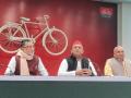Akhilesh alleges phone tapping by Yogi govt - Hindi News | Akhilesh alleges phone tapping by Yogi govt | Latest politics News at Lokmattimes.com