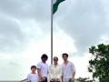 SRK, family celebrate 'Har Ghar Tiranga', hoist Tricolour at Mannat - Hindi News | SRK, family celebrate 'Har Ghar Tiranga', hoist Tricolour at Mannat | Latest entertainment News at Lokmattimes.com