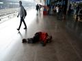 Travelers hesitate to avail services of coolies at New Delhi railway station amid pandemic - Hindi News | Travelers hesitate to avail services of coolies at New Delhi railway station amid pandemic | Latest national News at Lokmattimes.com