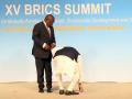 BRICS summit: PM Modi shows respect to national flag, avoids stepping on it - Hindi News | BRICS summit: PM Modi shows respect to national flag, avoids stepping on it | Latest politics News at Lokmattimes.com
