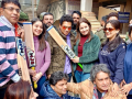 Sachin Tendulkar Visits Bat Factory in J&K's Awantipora with Family (Watch Video) - Hindi News | Sachin Tendulkar Visits Bat Factory in J&K's Awantipora with Family (Watch Video) | Latest other-sports News at Lokmattimes.com