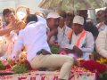 Karnataka: Man Carrying Gun Garlands CM Siddaramaiah During Campaign Caught on Camera, BJP Slams Congress for 'Rowdyism' - Hindi News | Karnataka: Man Carrying Gun Garlands CM Siddaramaiah During Campaign Caught on Camera, BJP Slams Congress for 'Rowdyism' | Latest national News at Lokmattimes.com