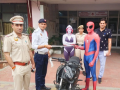 Spiderman Stunt Goes Wrong in Delhi; Two Booked After Video of Dangerous Bike Stunts Goes Viral - Hindi News | Spiderman Stunt Goes Wrong in Delhi; Two Booked After Video of Dangerous Bike Stunts Goes Viral | Latest national News at Lokmattimes.com