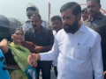 Maharashtra CM Eknath Shinde Helps Elderly Accident Victims to Hospital on Voting Day (Watch Video) - Hindi News | Maharashtra CM Eknath Shinde Helps Elderly Accident Victims to Hospital on Voting Day (Watch Video) | Latest national News at Lokmattimes.com