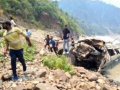 Uttarakhand Tragedy: 14 Dead After Tourist Vehicle Falls Into Alaknanda River - Hindi News | Uttarakhand Tragedy: 14 Dead After Tourist Vehicle Falls Into Alaknanda River | Latest national News at Lokmattimes.com
