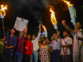 RG Kar protests: Junior doctors, common people take out torch rally to CBI office - Hindi News | RG Kar protests: Junior doctors, common people take out torch rally to CBI office | Latest health News at Lokmattimes.com