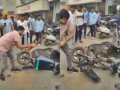 Man Smashes Ola Electric Scooter After Receiving Rs 90,000 Repair Bill; Video Goes Viral - Hindi News | Man Smashes Ola Electric Scooter After Receiving Rs 90,000 Repair Bill; Video Goes Viral | Latest business News at Lokmattimes.com