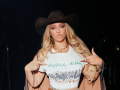 Jay-Z makes surprise appearance at wife Beyonce’s Paris concert - Hindi News | Jay-Z makes surprise appearance at wife Beyonce’s Paris concert | Latest entertainment News at Lokmattimes.com