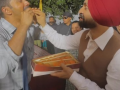 Diljit Dosanjh treats Varun Dhawan, Ahan Shetty with ladoos as ‘Border 2’ shoot concludes - Hindi News | Diljit Dosanjh treats Varun Dhawan, Ahan Shetty with ladoos as ‘Border 2’ shoot concludes | Latest entertainment News at Lokmattimes.com