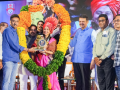 Maha CM Fadnavis felicitates Chess World Cup winner Divya Deshmukh; awards 3 cr cash reward - Hindi News | Maha CM Fadnavis felicitates Chess World Cup winner Divya Deshmukh; awards 3 cr cash reward | Latest other-sports News at Lokmattimes.com