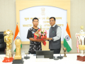 Dr. Mansukh Mandaviya felicitates young footballers after historic European treble - Hindi News | Dr. Mansukh Mandaviya felicitates young footballers after historic European treble | Latest other-sports News at Lokmattimes.com