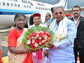 President Murmu arrives in Karnataka's Mysuru, CM extends warm welcome - Hindi News | President Murmu arrives in Karnataka's Mysuru, CM extends warm welcome | Latest health News at Lokmattimes.com