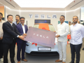 Maharashtra transport minister becomes first Tesla Model Y owner in India, vows to raise awareness about EVs - Hindi News | Maharashtra transport minister becomes first Tesla Model Y owner in India, vows to raise awareness about EVs | Latest national News at Lokmattimes.com