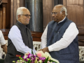 Kharge to host INDIA bloc dinner ahead of VP polls; PM Modi plans NDA meet on eve of voting - Hindi News | Kharge to host INDIA bloc dinner ahead of VP polls; PM Modi plans NDA meet on eve of voting | Latest national News at Lokmattimes.com