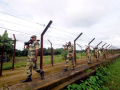 Security heightened at Indo-Nepal border in Bengal; trucks, tourists stranded - Hindi News | Security heightened at Indo-Nepal border in Bengal; trucks, tourists stranded | Latest national News at Lokmattimes.com