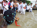 Thousands throng river ghats in Bengal to offer ‘tarpan’ on Mahalaya - Hindi News | Thousands throng river ghats in Bengal to offer ‘tarpan’ on Mahalaya | Latest national News at Lokmattimes.com