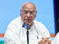 Congress chief Mallikarjun Kharge hospitalised in Bengaluru - Hindi News | Congress chief Mallikarjun Kharge hospitalised in Bengaluru | Latest health News at Lokmattimes.com