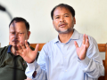 Assam: Raijor Dal leader Akhil Gogoi claims BJP using AIUDF as 'political oxygen' - Hindi News | Assam: Raijor Dal leader Akhil Gogoi claims BJP using AIUDF as 'political oxygen' | Latest national News at Lokmattimes.com
