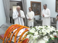 PM Modi pays last respects to veteran BJP leader Vijay Kumar Malhotra - Hindi News | PM Modi pays last respects to veteran BJP leader Vijay Kumar Malhotra | Latest national News at Lokmattimes.com