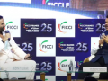 Akshay Kumar proposes change in shoe designs for Maharashtra Police to CM Fadnavis at FICCI - Hindi News | Akshay Kumar proposes change in shoe designs for Maharashtra Police to CM Fadnavis at FICCI | Latest entertainment News at Lokmattimes.com