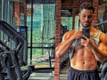 Kunal Kemmu flexes abs and muscular physique while ‘checking’ himself out - Hindi News | Kunal Kemmu flexes abs and muscular physique while ‘checking’ himself out | Latest entertainment News at Lokmattimes.com