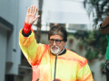 Big B is humbled after receiving the Black Lady along with wife Jaya & Abhishek - Hindi News | Big B is humbled after receiving the Black Lady along with wife Jaya & Abhishek | Latest entertainment News at Lokmattimes.com