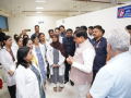 MP CM visits Hamidia hospital to meet children suffering due to carbide guns - Hindi News | MP CM visits Hamidia hospital to meet children suffering due to carbide guns | Latest health News at Lokmattimes.com