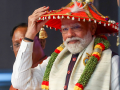 PM Modi embraces ‘Mor Mukut’ moment; captivates Chhattisgarh's 25th anniversary - Hindi News | PM Modi embraces ‘Mor Mukut’ moment; captivates Chhattisgarh's 25th anniversary | Latest national News at Lokmattimes.com