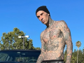 Travis Barker unveils father-son 'tattoos' with his, Kourtney Kardashian's son - Hindi News | Travis Barker unveils father-son 'tattoos' with his, Kourtney Kardashian's son | Latest entertainment News at Lokmattimes.com