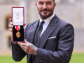 Sir David Beckham receives knighthood at Windsor Castle - Hindi News | Sir David Beckham receives knighthood at Windsor Castle | Latest other-sports News at Lokmattimes.com
