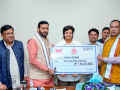 Haryana CM Saini gives Rs 1.50 crore cheque to cricketer Shafali Verma - Hindi News | Haryana CM Saini gives Rs 1.50 crore cheque to cricketer Shafali Verma | Latest national News at Lokmattimes.com