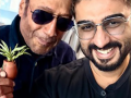 Arjun Kapoor delighted to fly with his 'favourite person', Jackie Shroff, shares an airport selfie - Hindi News | Arjun Kapoor delighted to fly with his 'favourite person', Jackie Shroff, shares an airport selfie | Latest entertainment News at Lokmattimes.com