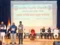 MP Guv administers oath to new executive body of Red Cross Society - Hindi News | MP Guv administers oath to new executive body of Red Cross Society | Latest national News at Lokmattimes.com