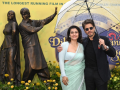 Shah Rukh Khan & Kajol unveil Raj–Simran bronze statue at London’s Leicester Square for DDLJ’s 30th year - Hindi News | Shah Rukh Khan & Kajol unveil Raj–Simran bronze statue at London’s Leicester Square for DDLJ’s 30th year | Latest entertainment News at Lokmattimes.com