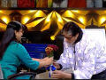 KBC: Amitabh Bachchan gives flowers to contestant Sheetal, leaves her blushing - Hindi News | KBC: Amitabh Bachchan gives flowers to contestant Sheetal, leaves her blushing | Latest entertainment News at Lokmattimes.com